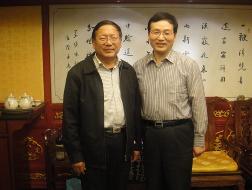 电源协会秘书长孙京伟与市人大副主任金生官、原市委工业部部长刘才在一起