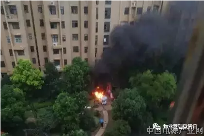 业主“飞线”充电又惹·祸，电瓶爆·炸，小区黑烟滚滚！