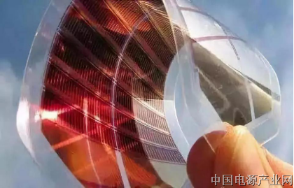 高性能柔性有机光伏电池连续弯曲1000次，仍能保持95%初始效率