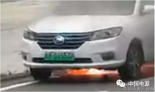电动车在停车突然暴然过程视频