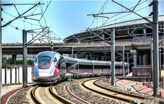 “复兴号”高铁给中国新能源汽车弯道超车做出榜样