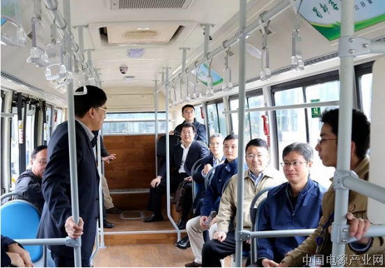 东方电气首台氢燃料电池动力城市客车 正式下线