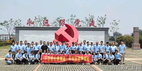 不忘初心跟党走，百年征途再启航