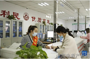 党的十九大以来，党中央是如何整治形式主义为基层减负的？