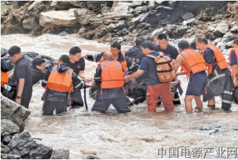 把责任扛在肩头——记北京抗洪一线挺身而出的党员干部