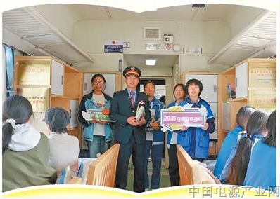 3号车厢的旅客，为什么都在读书？